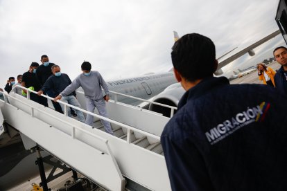 El primer vuelo de deportaciones llega a Colombia.