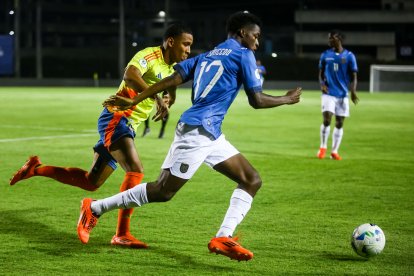 Kener González de Colombia disputa un balón con Bruno Steven Caicedo de Ecuador.