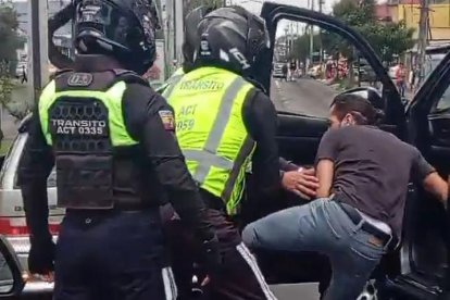 Un conductor trató de escapar mientras los agentes de tránsito llevaban a cabo un operativo.