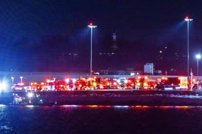 Equipos de rescate se reúnen para responder a un accidente aéreo en el río Potomac, cerca del Aeropuerto Nacional Ronald Reagan en Washington.