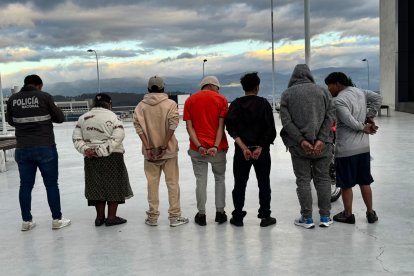 Una adulta mayor (izq) figura entre los detenidos en seis sectores del centro de Quito
