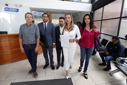 Elsa Guerra acudió al TCE con coidearios del partido y la candidata a la vicepresidencia Verónica Silva.