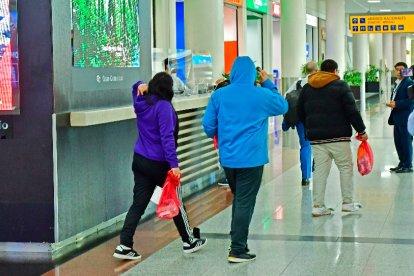 Un grupo de ecuatorianos deportados de EE. UU. llegó este jueves 30 de enero al aeropuerto José Joaquín de Olmedo.