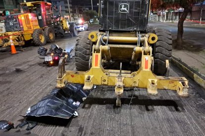 El cuerpo y la motocicleta quedaron junto a las maquinarias.