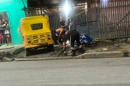 Una de las víctimas quedó tendida en el exterior de una vivienda, junto a una licorería.