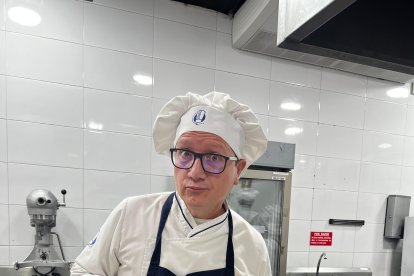 El humorista muestra el plato que aprendió en una escuela culinaria.