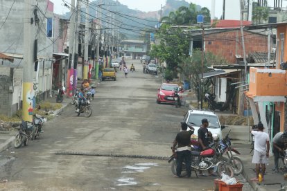 Los habitantes caminan con recelo entre motocicletas sin placas que circulan constantemente.