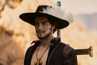 Steven John Ward en su personaje de Dracule Mihawk.