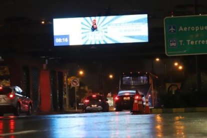 Una pantalla en un paso a desnivel.