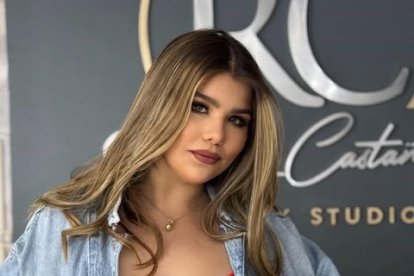 La jovencita es una artista completa que canta, baila y actúa.