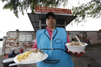 Doña Mary asegura que sus papas con cuero no las prepara con leche, como muchas cocineras lo hacen.