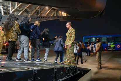 Ecuatorianos desembarcando de aviones estadounidenses al ser deportados