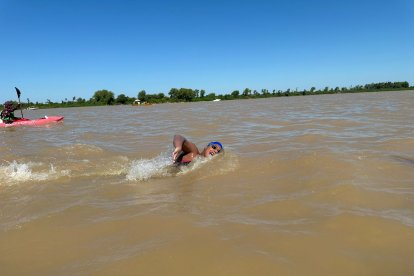 El ecuatoriano braceó por casi nueve horas sin parar para cumplir la extenuante prueba.