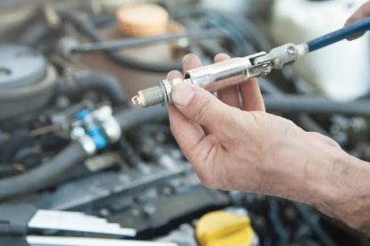 Se requieren pocas herramientas para realizar el cambio de bujías al automóvil.