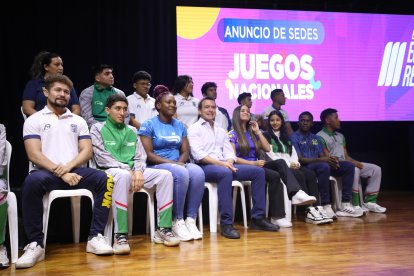 El presidente Daniel Noboa junto a los deportistas durante el anuncio oficial de la sede.