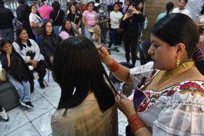 Los clientes son atendidos de pie, porque así dice tener mejor perspectiva de los cortes.