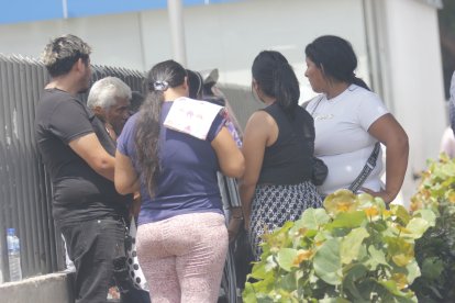 Familiares de Peter Leyton acudieron al Laboratorio de Criminalística.