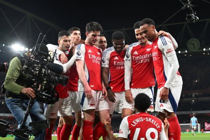 Lewis-Skelly, volante del Arsenal, imita la celebración de Erling Haaland, delantero el Manchester City, en la victoria 5-1 de su equipo sobre los citizens.