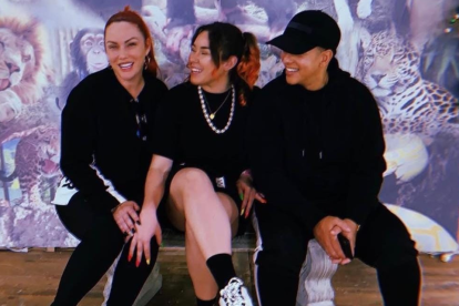 Foto de Jesaaelys junto a sus padres, Daddy Yankee y Mireddys González.