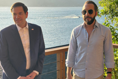 El secretario de Estado de Estados Unidos, Marco Rubio (i), posa junto al presidente de El Salvador, Nayib Bukele.