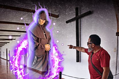 Florentino señala el sitio donde apareció el espectro de un sacerdote franciscano.