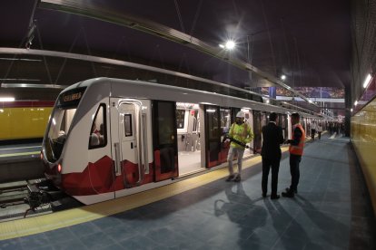 Los trabajos de revisión que realizan los técnicos del metro incluyen limpiar las vías y monitorear los sistemas.