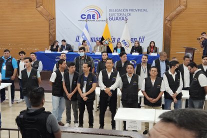 Personal electoral y autoridades coordinando el voto de las personas privadas de la libertad en Guayas.