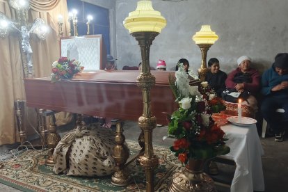 El velorio se lleva a cabo en el domicilio de los parientes de Yomaira Quishpe.