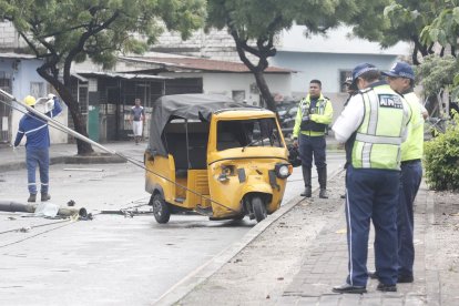 En la cooperativa Proletarios sin Tierra, en el Guasmo Sur de Guayaquil, actualmente se encuentran sin energía eléctrica.