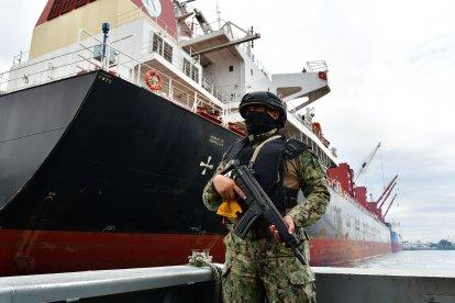 Personal de la Armada del Ecuador patrulla en lanchas rápidas las áreas fluviales aledañas a los puertos.