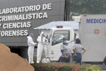 Los cuerpos fueron ingresados a los vehículos 

de Medicina Legal para su traslado a Quevedo.