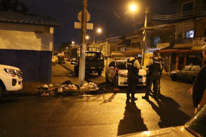 Policía custodiando el sitio donde fueron abandonados los supuestos restos humanos