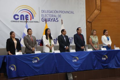 Autoridades del CNE durante la inauguración del voto en casa este 7 de febrero.