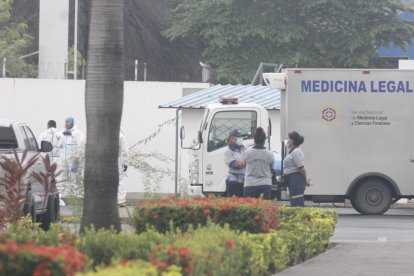 Los cuerpos fueron movidos a un tercer contenedor que se encontraba en buen estado.