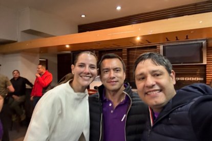 Mauricio Lizcano, exministro de Comunicaciones de Colombia junto a Daniel Noboa y Lavinia Valbonesi.