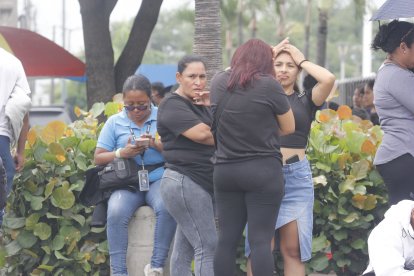 Familiares de Édison Beltrán, una de las cuatro personas asesinadas el jueves.