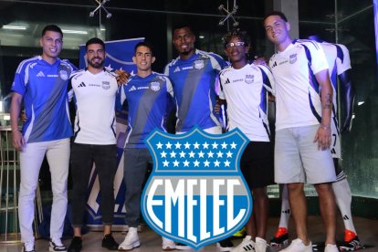 Los jugadores de Emelec lucieron las camisetas titular y alterna.