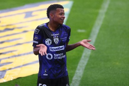 Keny Arroyo destaca como atacante.