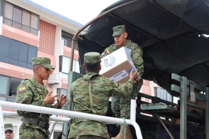 Militares entregaron el paquete electoral para los comicios del 9 de febrero.