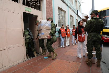 Los militares ingresan con los paquetes electorales a los diferentes recintos.