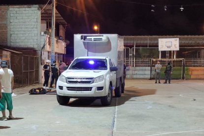 La Policía llegó a la escena del crimen, donde fue baleado el ciudadano.