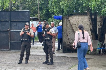 Este es el recinto electoral donde votará Luisa González, el lugar está rodeado de policías y militares.