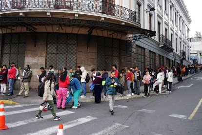 La fila era extensa en los exteriores del Registro Civil de San Blas.