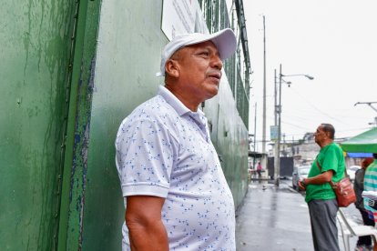 Fuera del hospital Abel Gilbert, este domingo 9 de febrero llegaron parientes de personas internadas.