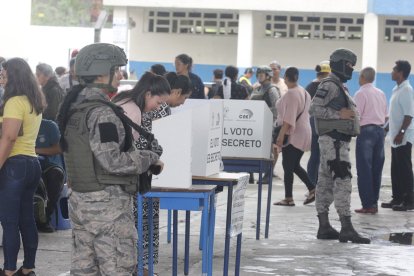 Hay un fuerte contingente militar en varios recintos electorales en Durán.