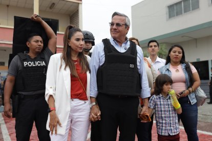 Jimmy Jairala, acompañado de su familia, ejerció su derecho al voto.