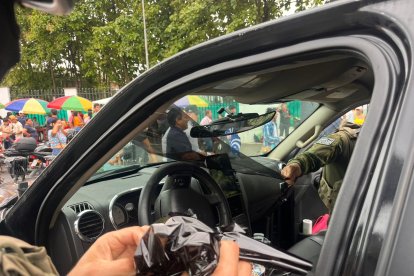 Dentro del vehículo hallaron una imagen de la Santa Muerte.