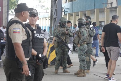 Personal policial y militar resguardan los recintos electorales.