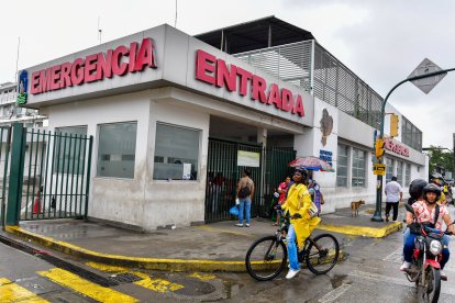 Fuera del hospital Teodoro Maldonado Carbo también hicieron relevos para cuidar a los pacientes.