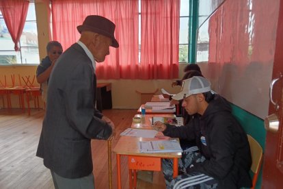 Don Pepito fue a votar vestido de traje, en Ambato.